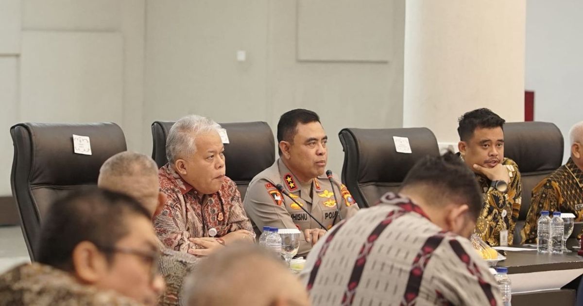 Kajati Sumut kiri di samping Kapolda Sumut menghadiri kegiatan di Kantor Gubenur Sumut