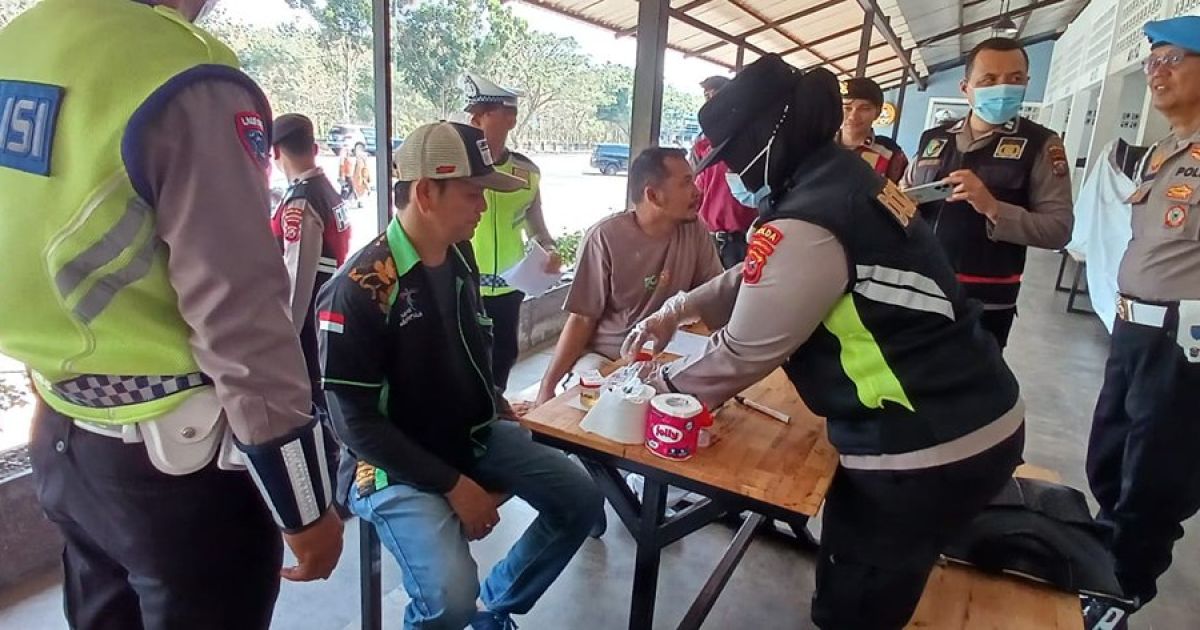 Personil Polda Sumut melakukan pemeriksaan terhadap sopir truk dan travel