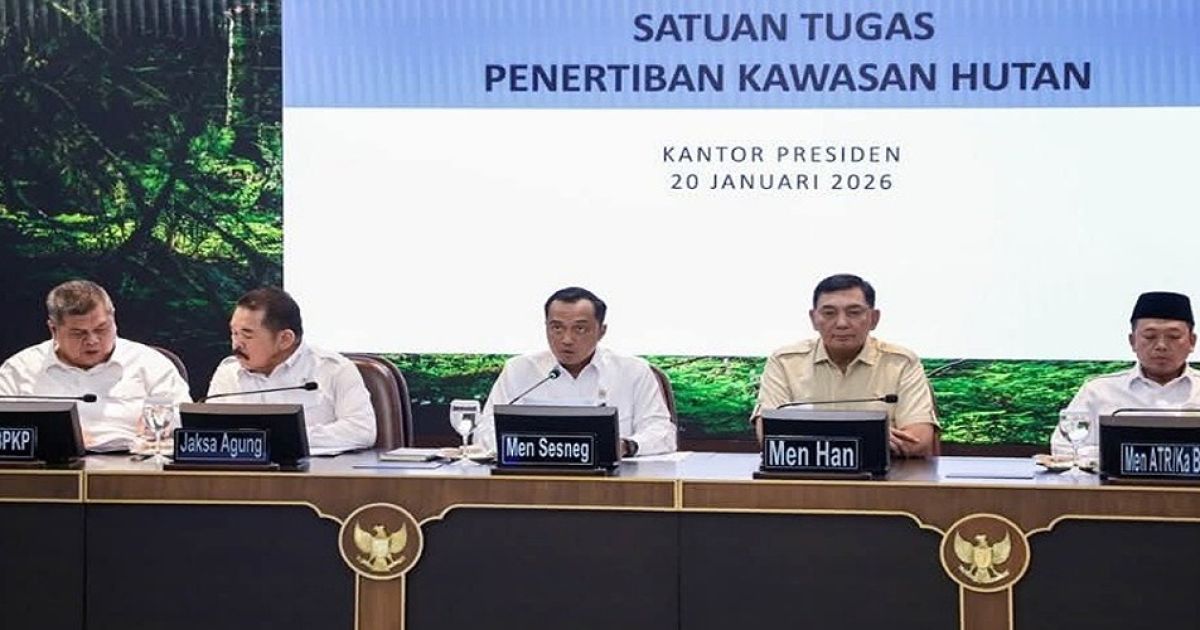 Foto : Satuan Tugas Penertiban Kawasan Hutan melaksanakan rapat pencabutan izin 28 perusahan perambah hutan (sumber LBH Medan, dok : infotren)