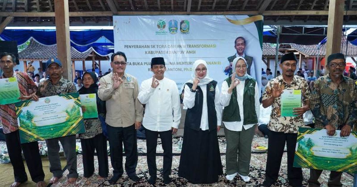 Kemenhut Serahkan SK TORA dan SK HKm Transformasi Kepada Masyarakat di Banyuwangi
