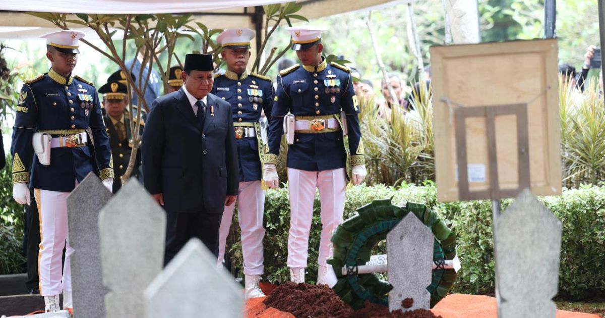 Prabowo Jadi Inspektur Upacara, Pimpin Prosesi Pemakaman Almarhum Try Sutrisno dengan Khidmat