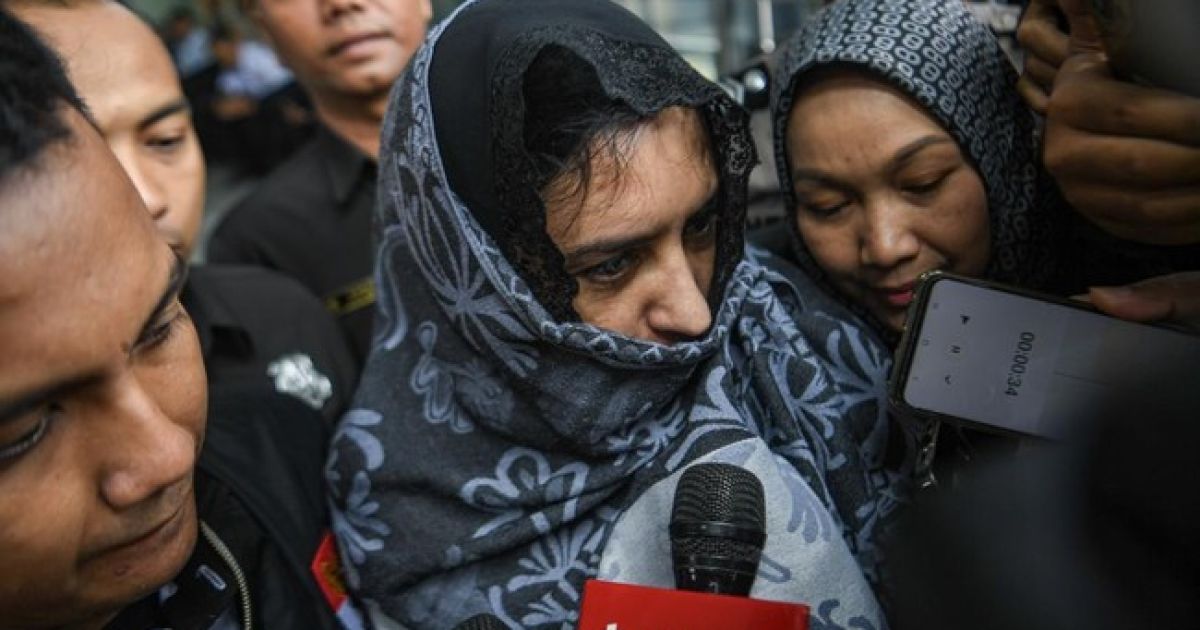 KPK tetapkan Bupati Pekalongan Fadia Arafiq sebagai tersangka korupsi pengadaan jasa outsourcing. (ANTARA FOTO/MUHAMMAD ADIMAJA)