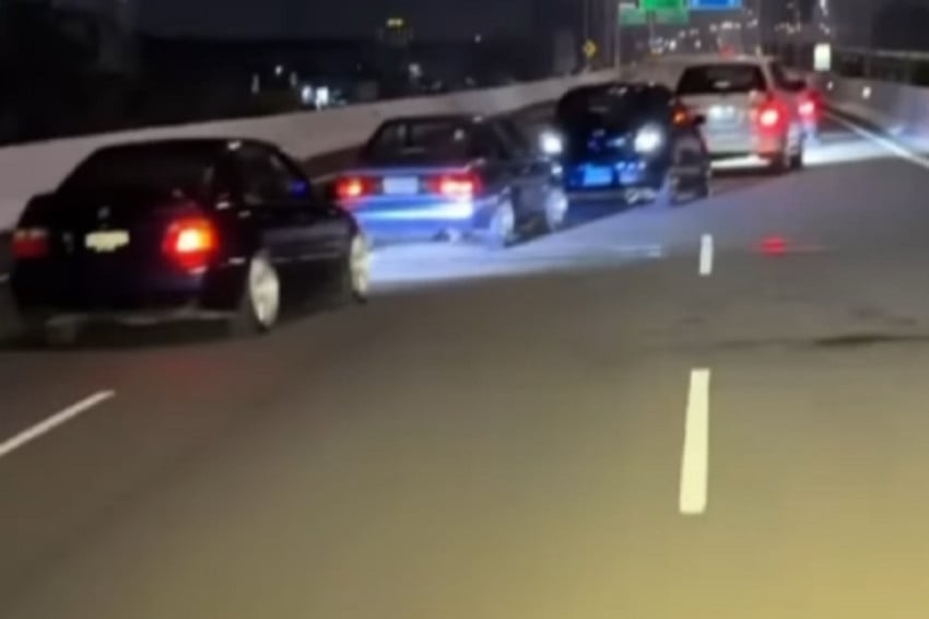 Viral di media sosial aksi sejumlah mobil melakukan aksi zig-zag di ruas Tol Bekasi–Cawang–Kampung Melayu (Becakayu) Jakarta Timur. Foto/tangkapan layar