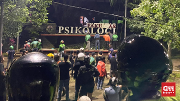 Unjuk rasa mahasiswa terkait kasus kematian Betrand (18) setelah ditembak oleh Iptu N di depan kampus Universitas Negeri Makassar (UNM) berakhir bentrok dengan pengemudi ojek online, Kamis (5/3) malam. (CNN Indonesia/Ilham)