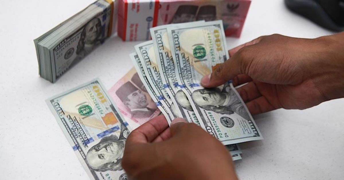 Kenaikan Harga Minyak Bikin Rupiah Terus Merosot, Krisis Fiskal Makin Dekat!