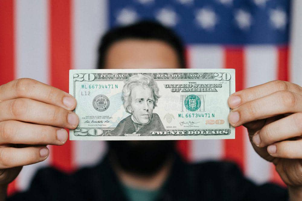 Terkikis Lagi! Rupiah Tersungkur di Bawah Rp17.000, Apa Pemicu Terbarunya?