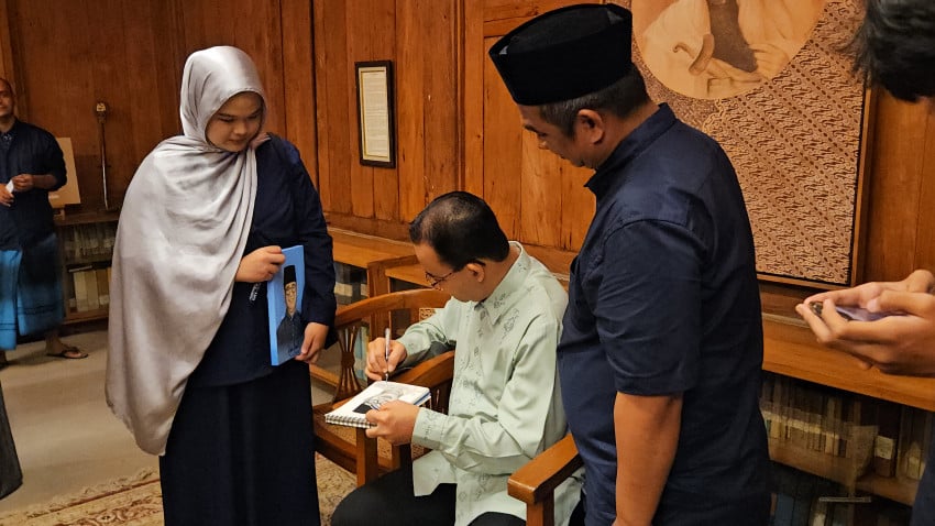 Momen Hangat: Anies Baswedan Teken Karya Seni Pelajar SMA dalam Gelar Griya Lebaran di Jakarta Selatan