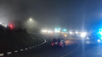 Teror Kabut Tebal di Jalur Puncak Cianjur: Arus Balik Lebaran Diselimuti Ancaman Jarak Pandang Nol Meter