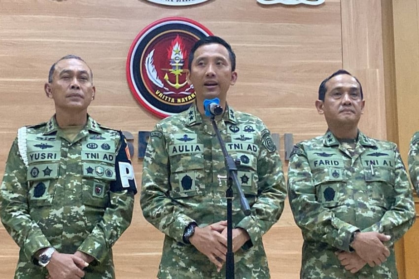 Kapuspen TNI Mayjen Aulia Dwi Nasrullah menyebut KABAIS TNI dicopot buntut kasus penyiraman air keras terhadap aktivis KontraS