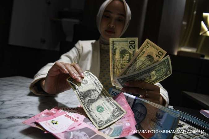 ILUSTRASI. Rupiah dibuka melemah 0,05% terhadap dolar AS pagi ini. Kekhawatiran geopolitik menekan, ketahui langkah BI menjaga stabilitas nilai tukar