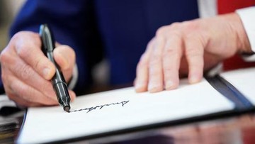 Presiden AS Donald Trump membubuhkan tanda tangannya pada dokumen perintah eksekutif di Ruang Oval Gedung Putih (dok. REUTERS/Nathan Howard/File Photo)