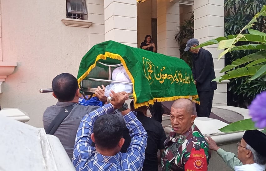 Jenazah mantan Menteri Pertahanan (Menhan) Juwono Sudarsono tiba di rumah duka yang berlokasi di Jalan Alam Asri VII, Pondok Indah, Pondok Pinang, Jakarta Selatan, Sabtu (28/3/2026). Foto: Jonathan Simanjuntak