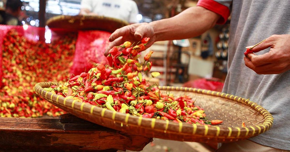 Harga Pangan Akhir Pekan Bikin Dompet Menjerit: Cabai Anjlok, Minyak Goreng Meroket! Siap-siap Kaget!