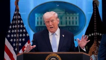 Presiden AS Donald Trump saat berbicara dalam konferensi pers di Gedung Putih pada Senin (6/4) waktu setempat (Reuters)