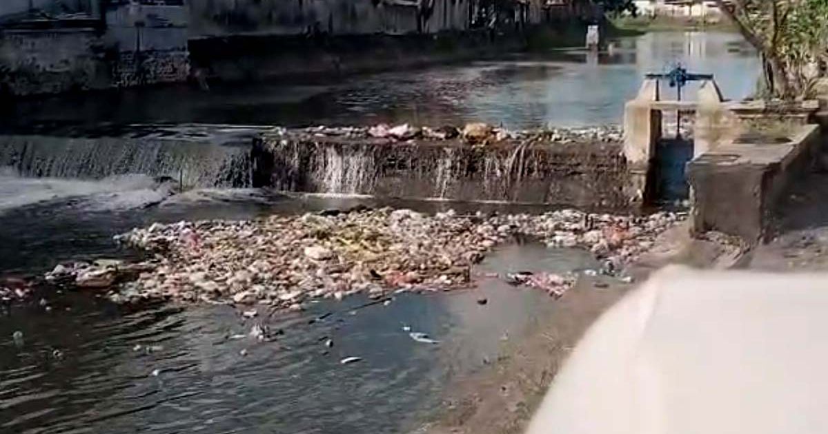 Foto salah satu Kali di bali yang saat ini dipenuhi oleh sampah atau limbah rumah tangga. (Hey Bali)