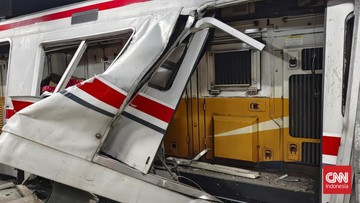 Operasi Penyelamatan Intensif: Petugas Berjuang Evakuasi Korban Terjepit Imbas Tabrakan KRL di Bekasi Timur