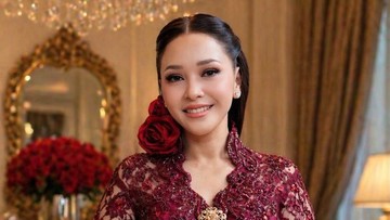Pesona Bunda Maia Estianty: Kilau Berlian dan Gaya Elegan di Resepsi Pernikahan El Rumi