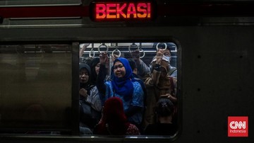 Gerbong Khusus Perempuan KRL Blue Line Cikarang-Bekasi Mulai Terlihat Lebih Padat oleh Komuter Wanita
