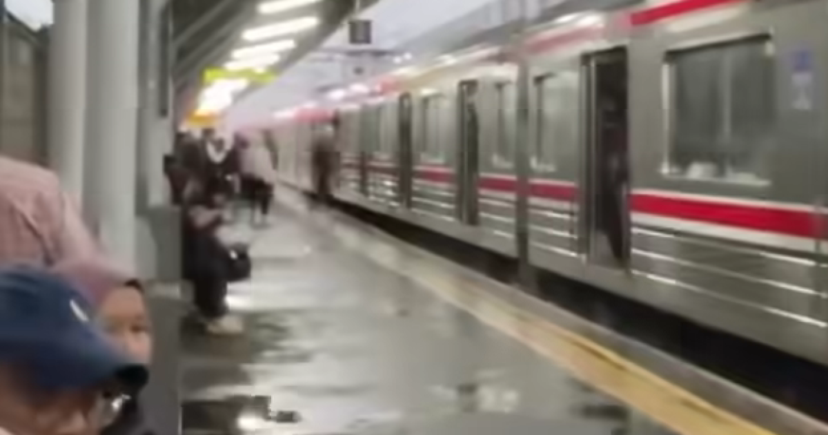 Hujan Deras di Tangsel Lumpuhkan KRL Tanah Abang-Rangkasbitung