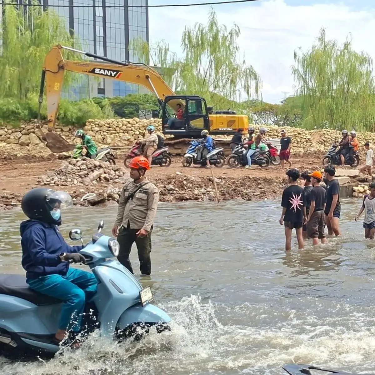 Warga Kembangan Selatan Mendesak Solusi Permanen Atas Banjir Rutin yang Dipicu Pembangunan Hotel