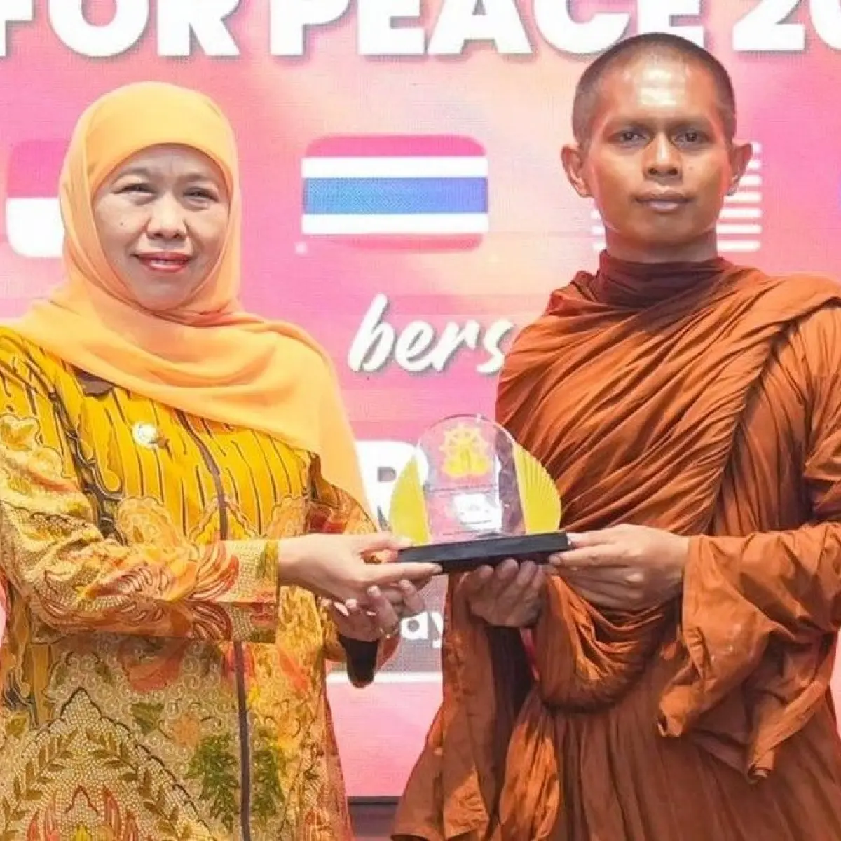 Misi Kemanusiaan Indonesia Walk for Peace 2026: Khofifah Sambut 57 Bhikkhu Lintas Negara di Surabaya