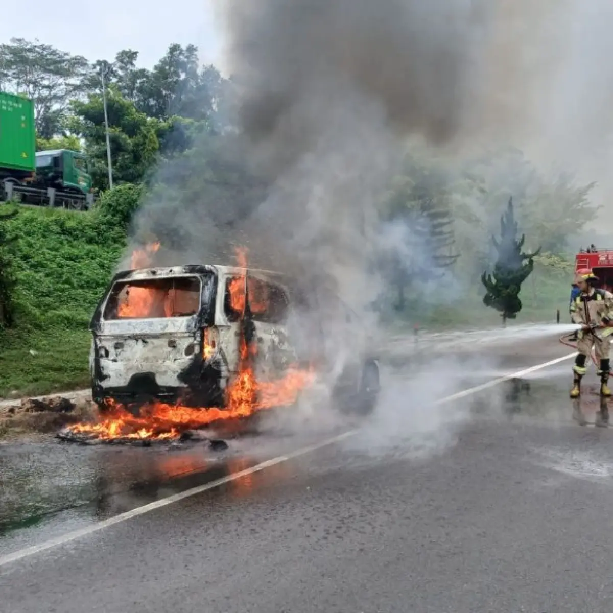 Toyota Vellfire Mewah Hangus Terbakar di Tol Cipularang, Diduga Akibat Korsleting