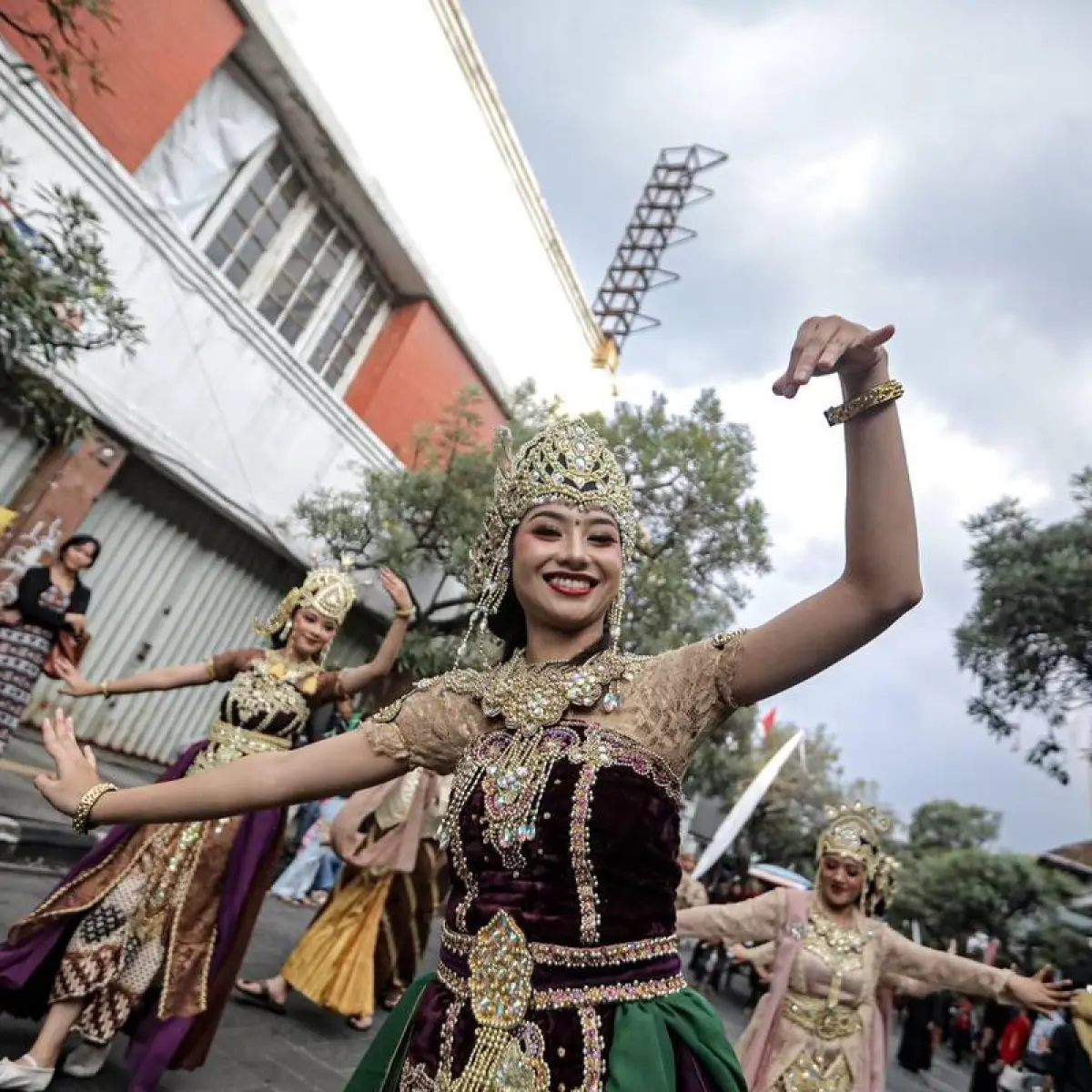 Puncak Perayaan Milangkala Tatar Sunda: Kirab Budaya Megah Tutup Rangkaian Acara di Bandung