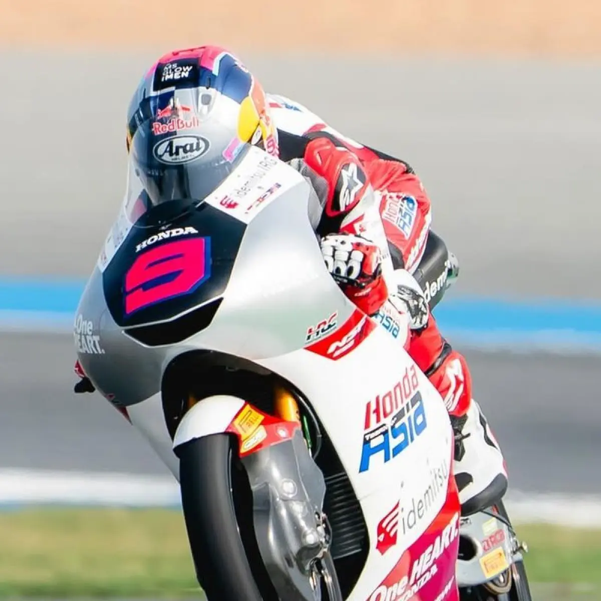 Veda Ega Pratama Mengukir Comeback Spektakuler di Catalunya, Amankan Poin Penting Moto3 dari Posisi Belakang