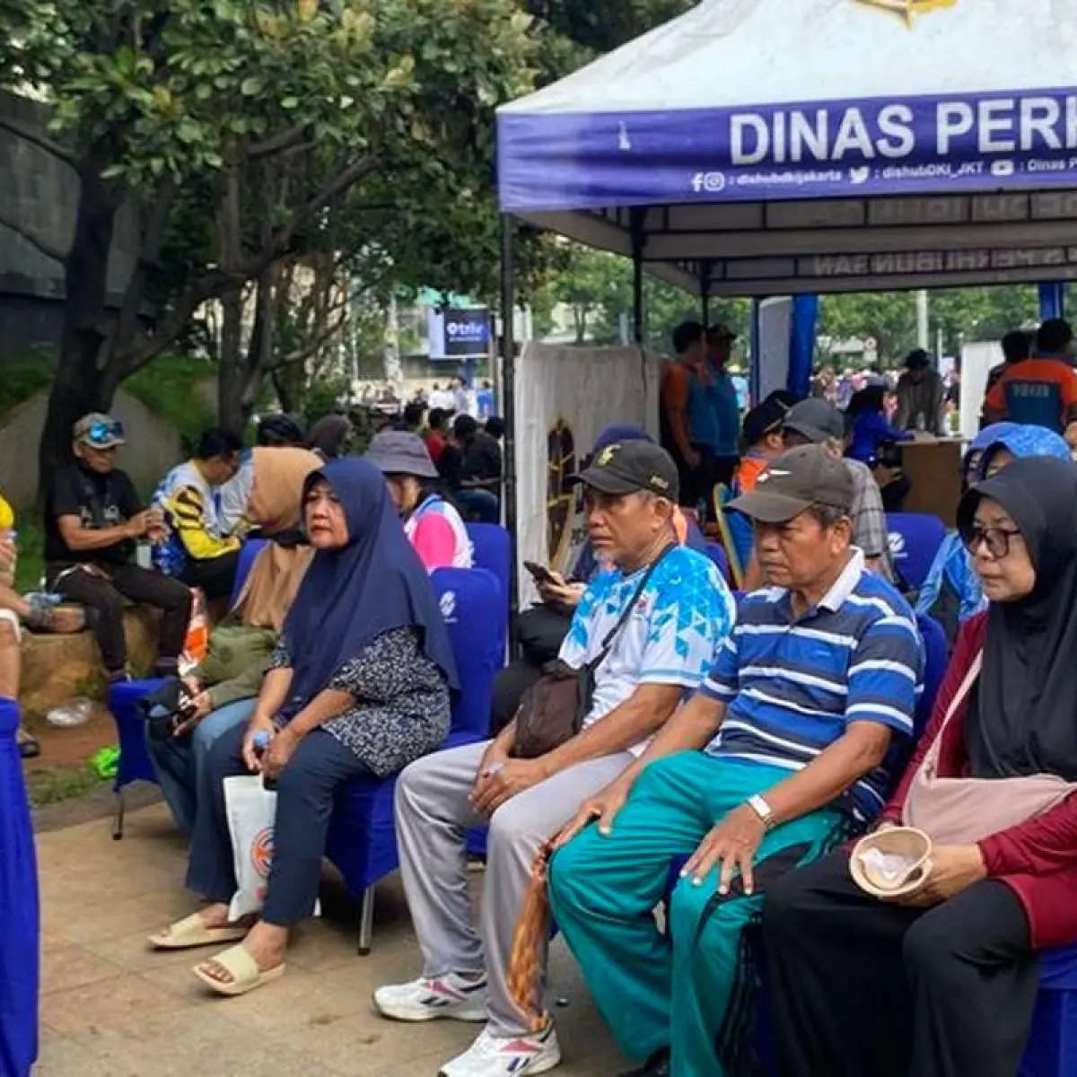 Akses Transportasi Gratis Jakarta Dibuka: Ratusan Lansia Antusias Berebut Kartu Layanan Publik