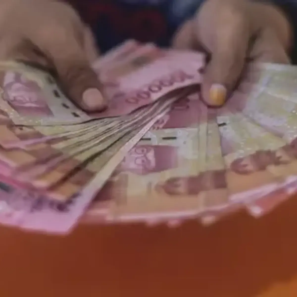 Ketegangan Global Pemicu Pelemahan Rupiah: Sentimen Pasar Akhir Pekan Pengaruhi Kurs Terhadap Dolar AS