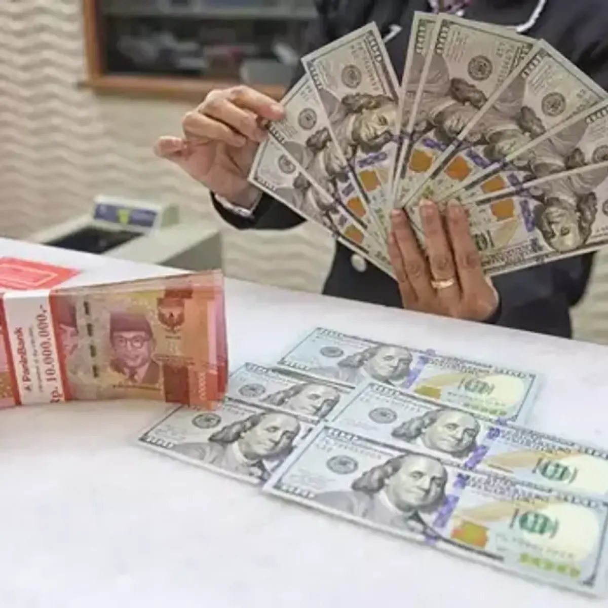 Rupiah Tertekan di Akhir Pekan: Apa Penyebab Utama Pelemahan Terhadap Dolar AS?