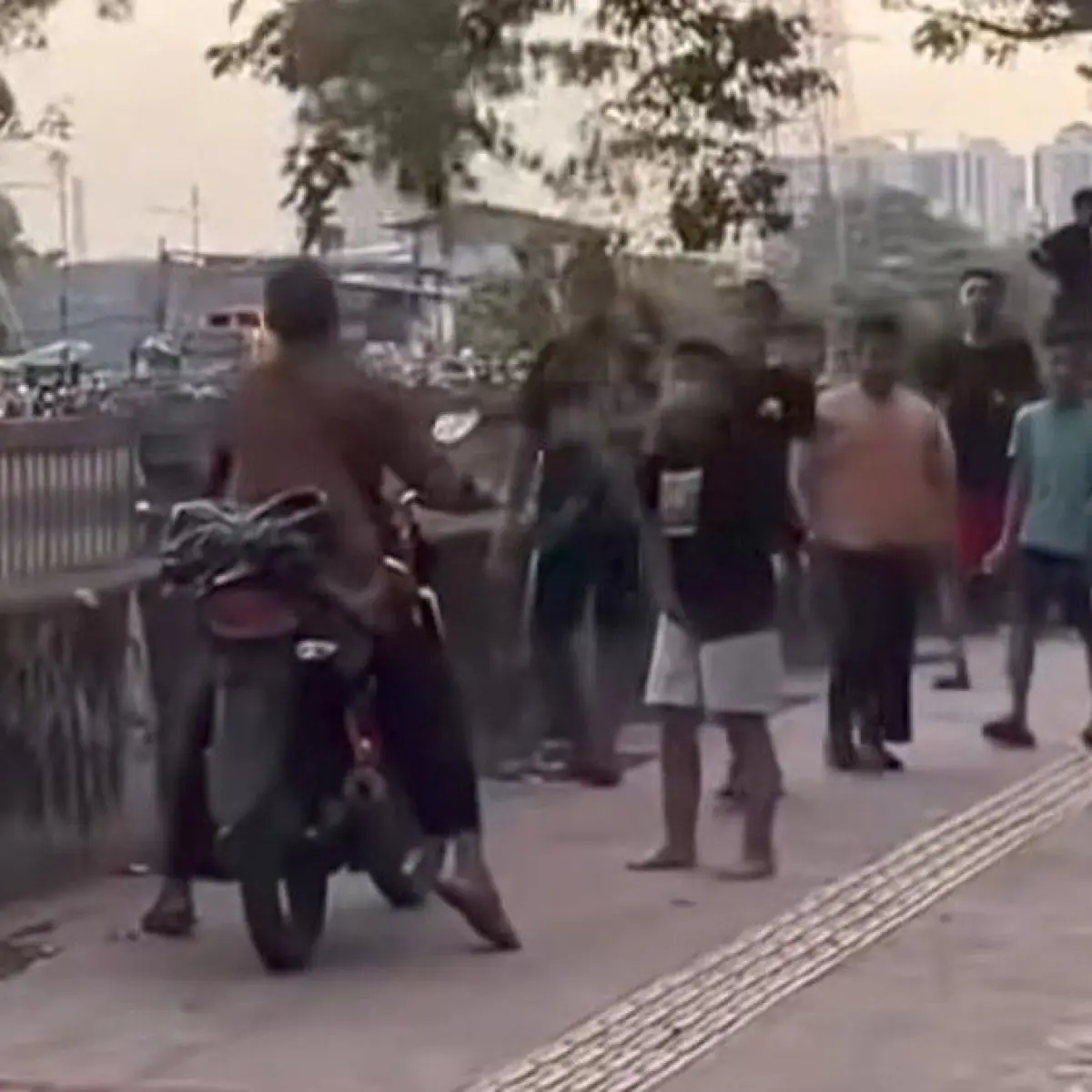 Inisiatif Warga Jakarta Barat: Anak-anak Turun Tangan Tertibkan Pengendara Motor di Trotoar Daan Mogot