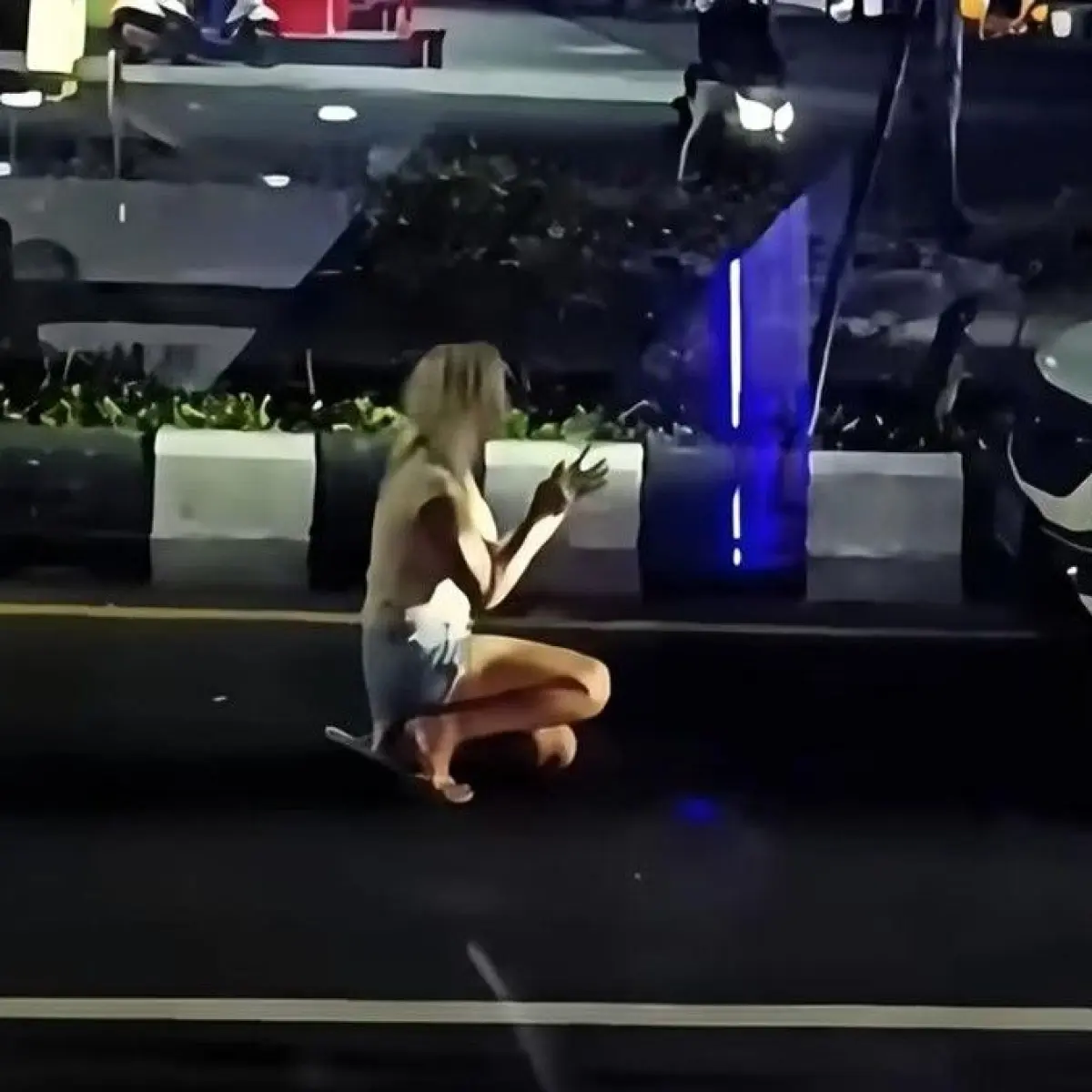 Momen Dramatis WNA Berlutut di Tengah Jalan Nusa Dua, Bali, Viral di Media Sosial