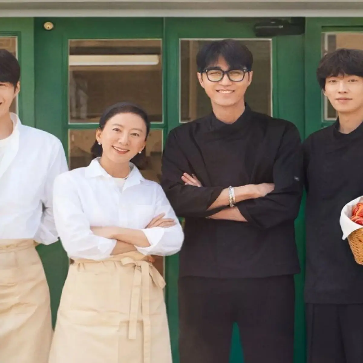 Kim Seon-ho dan Cha Seung-won Hadirkan Kehangatan Melalui 'Bonjour Bakery', Kafe Khusus Pelayanan Lansia
