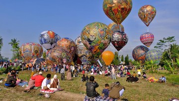Ngawen Magelang Jadi Pusat Perhatian: Balon Udara Tradisional Meriahkan Waisak 2570 BE