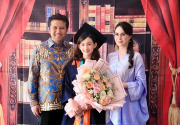 Momen Kelulusan SD Lakeisha Ariestia Dardak Curi Perhatian, Paras Cantik Disebut Warisan Arumi Bachsin