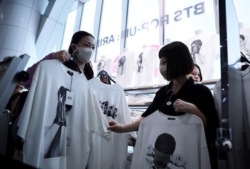 Mengapa Baju Baru Selalu Bikin Bahagia? Mengungkap Efek Psikologis di Balik Belanja Fesyen