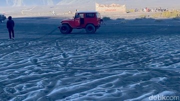 Fenomena Embun Beku 'Embun Upas' Muncul Lagi di Bromo, Pemandangan Ajaib di Awal Juni 2026
