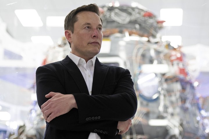 Elon Musk Mencetak Tonggak Sejarah Baru: Analisis Pencapaian Kekayaan Bersih Mencapai US$1 Triliun