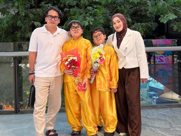Momen Harmonis Ririe Fairus dan Ayus Sabyan Tunjukkan Kekompakan Demi Dukungan Pendidikan Anak
