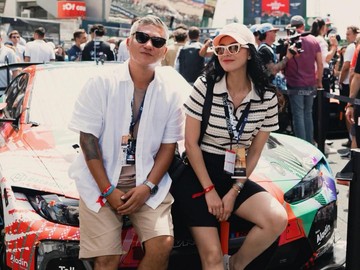 Kedekatan Gading Marten dan Medina Dina Terpantau Mesra saat Menghadiri Balapan Mobil Bergengsi di Eropa