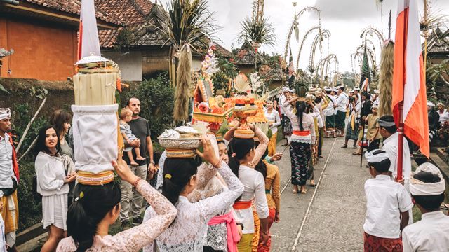 Mengungkap Makna Mendalam Hari Raya Galungan: Simbol Kemenangan Dharma dalam Tradisi Hindu Bali