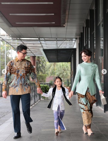 Momen Harmonis Shandy Aulia dan David Herbowo Hadiri Kelulusan Putri Tunggal Mereka