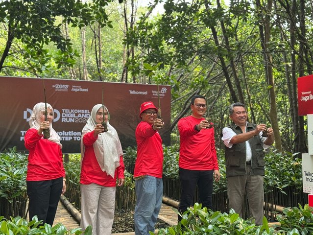 Telkomsel Perkuat Komitmen Lingkungan dengan Penanaman 1.000 Mangrove Perdana di Ekosistem Angke