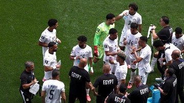 Terkuak! Alasan Ilmiah Pemain Sepak Bola Membuang Minuman Saat Bertanding