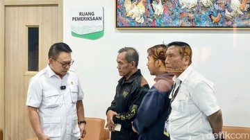 Kepala Kantor Staf Presiden Dudung Abdurachman saat bertemu keluarga YTR di RSHS Bandung. (Bima Bagaskara/detikJabar)