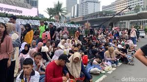 Foto: Puncak perayaan hari ulang tahun (HUT) ke-499 DKI Jakarta digelar di kawasan Bundaran HI, Jakarta Pusat, malam ini. Sejumlah warga mulai memadati kawasan HI. (Mulia/detikcom).