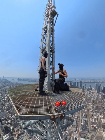 Aksi Nekat Pasangan Kekasih Berujung Penangkapan Usai Nekat Beromantis Ria di Puncak Empire State