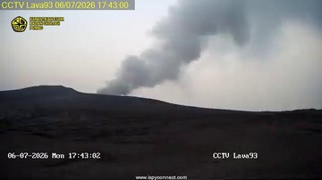 Aktivitas Meningkat: Kolom Abu Gunung Anak Krakatau Mencapai 150 Meter di Perairan Lampung