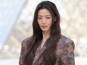 Sorotan Publik Tertuju pada Tangan Jun Ji Hyun, Kontras dengan Wajahnya yang Tetap Memesona
